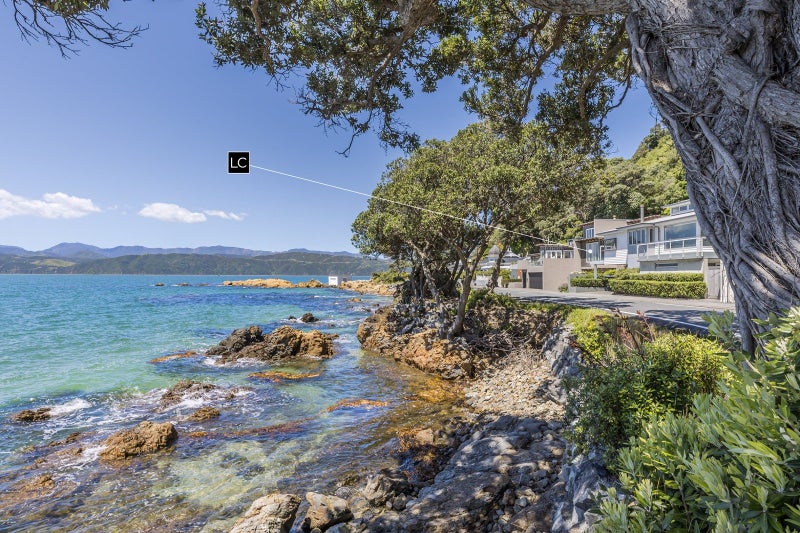 353A Karaka Bay Road, Karaka Bays, Wellington - Carousel 1
