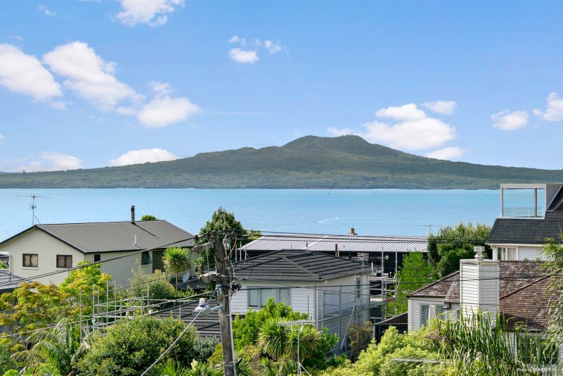 16 Eastcliffe Road, Castor Bay, Auckland - Carousel 2