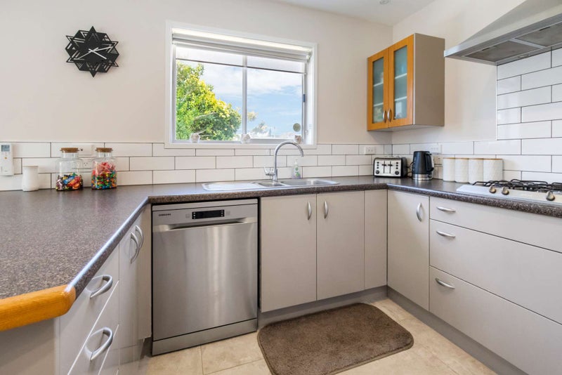 72 Livingstone Avenue, Nawton, Hamilton - Carousel 2