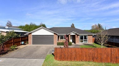 17 Alpers Ridge, Leamington, Cambridge - Carousel 1