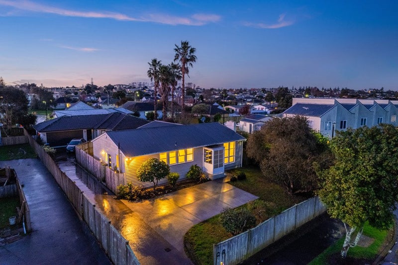 19 Rowena Crescent, Glen Innes, Auckland - Carousel 1