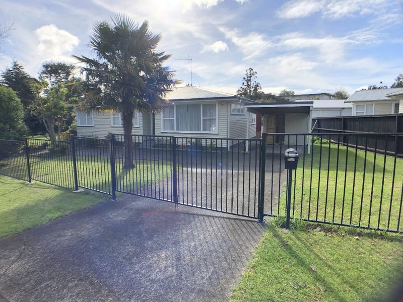 1/20 Lucinda Place, Glen Eden, Auckland - Carousel 1