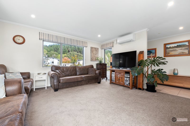 5 Somerby Mews, Silverstream, Upper Hutt - Carousel 2