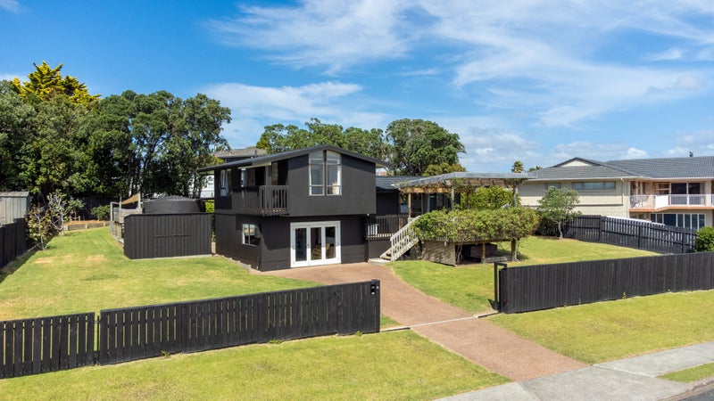 69 Pacific Parade, Army Bay, Whangaparaoa - Carousel 1