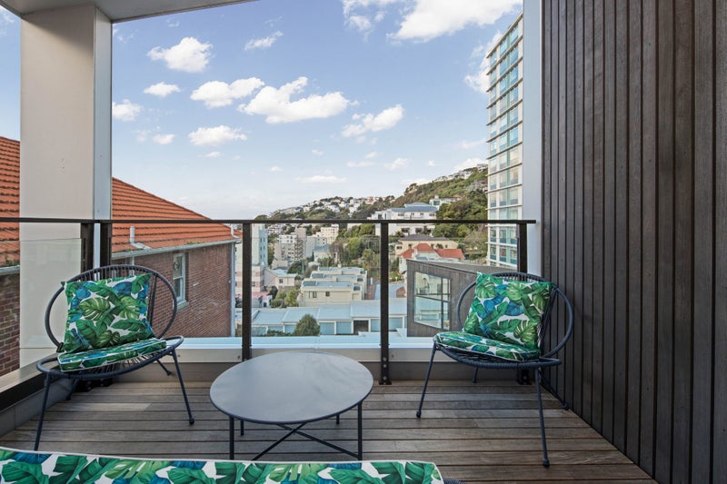 1/18 Oriental Terrace, Oriental Bay, Wellington - Carousel 13