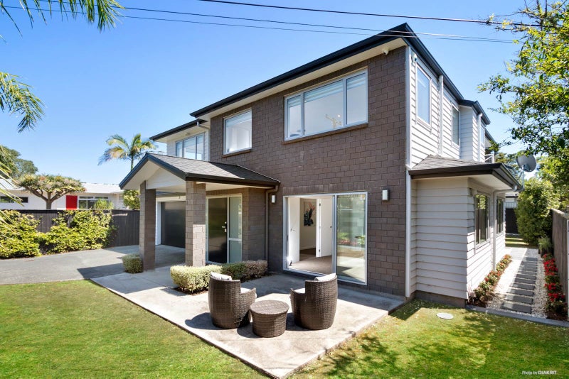 5 Vardon Road, Green Bay, Auckland - Carousel 1