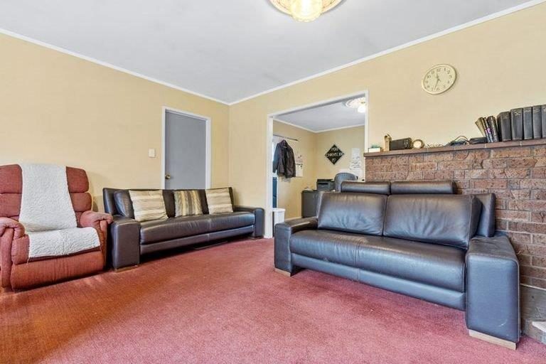 9 Walter Strevens Drive, Conifer Grove, Takanini - Carousel 2