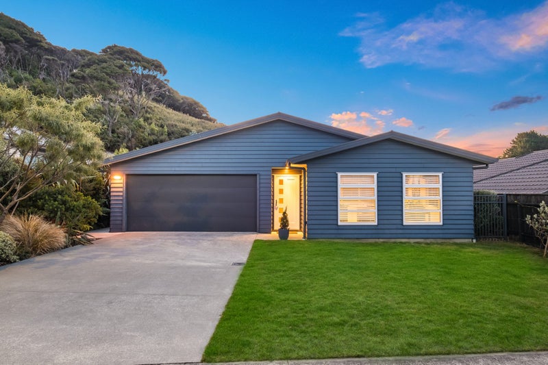 6 Spritsail Place, Whitby, Porirua - Carousel 1