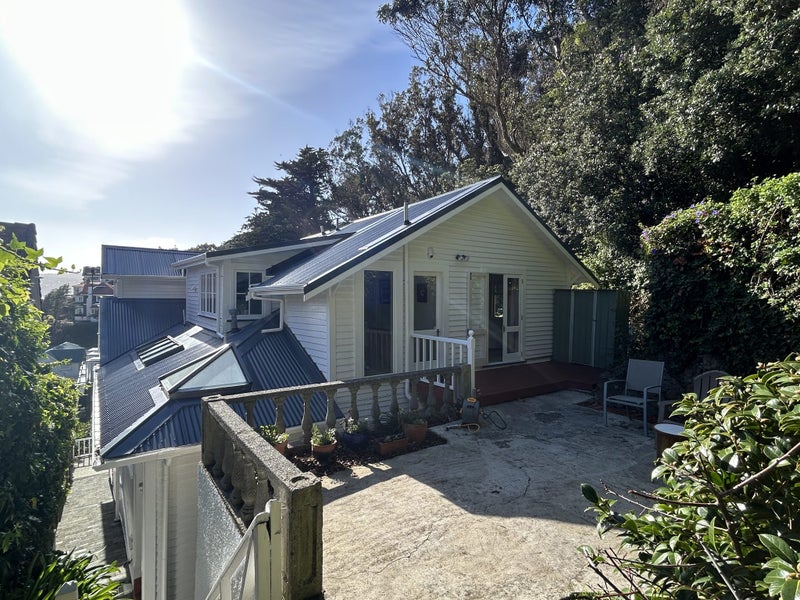 1/1 Wilkinson Street, Oriental Bay, Wellington - Carousel 1