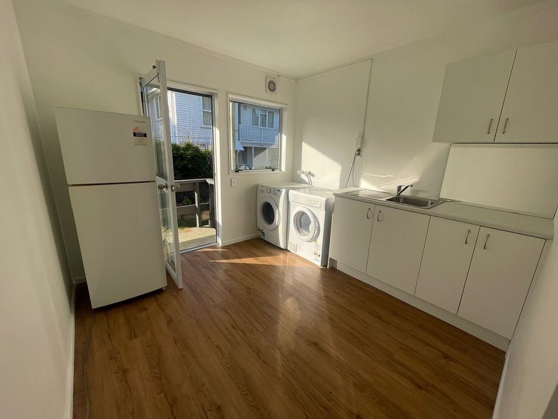 26A Saxon Street, Waterview, Auckland - Carousel 7