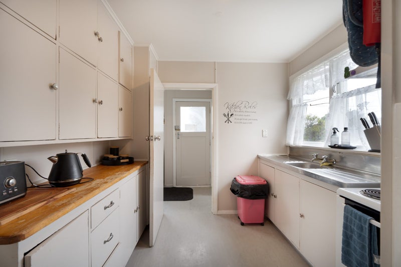 24 Derby Place, Cannons Creek, Porirua - Carousel 2