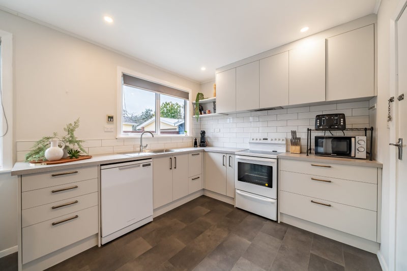 17 Weka Grove, Elderslea, Upper Hutt - Carousel 2