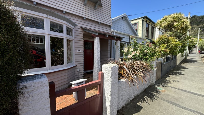 13 Queen Street, Mount Victoria, Wellington - Carousel 1