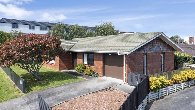 1/50 Wellington Street, Howick, Auckland - Carousel 2