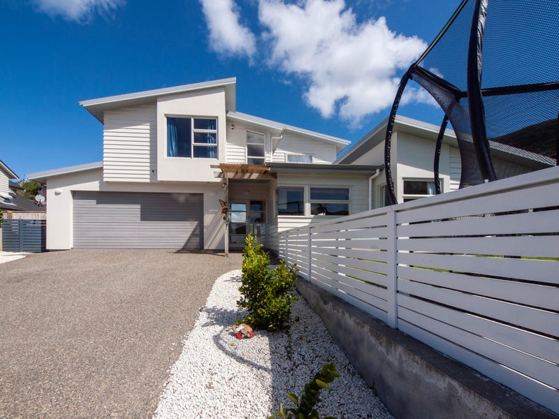 4 Neston Grove, Churton Park, Wellington - Carousel 1