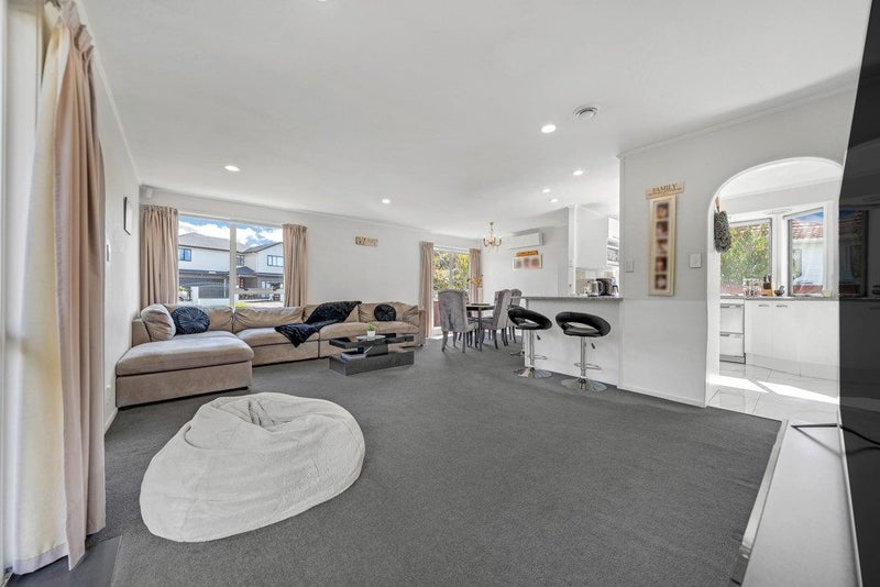 17 Lisa Rise, Half Moon Bay, Auckland - Carousel 1