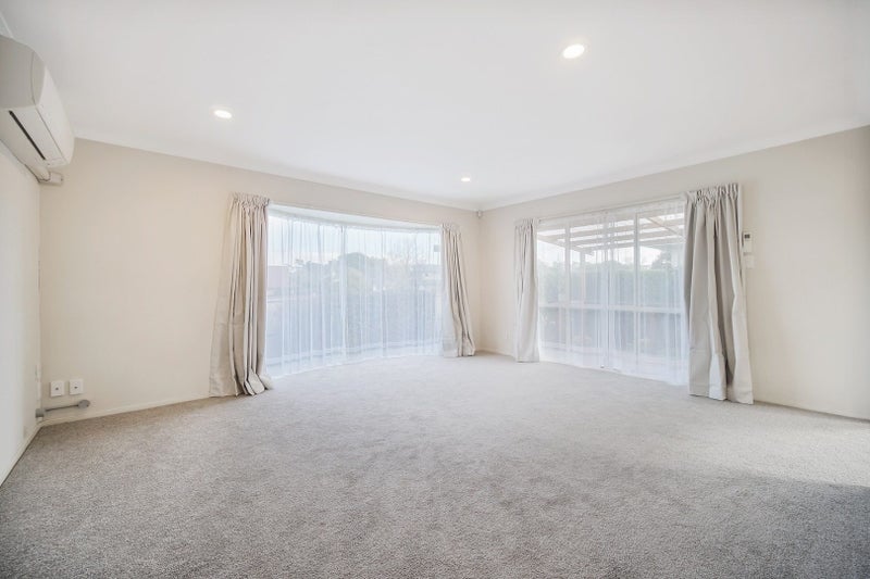 2/12 Astoria Place, Northpark, Auckland - Carousel 2