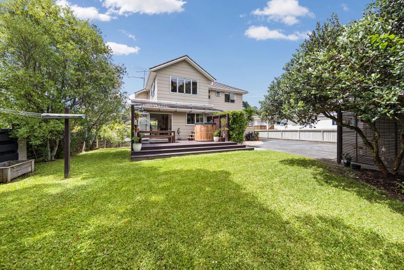 23 Staincross Street, Green Bay, Auckland - Carousel 1