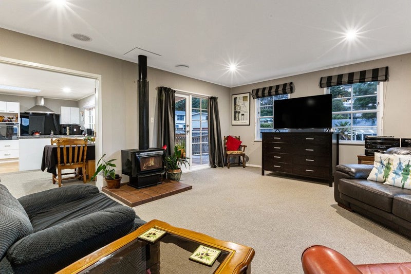 7 Luff Place, Whitby, Porirua - Carousel 2