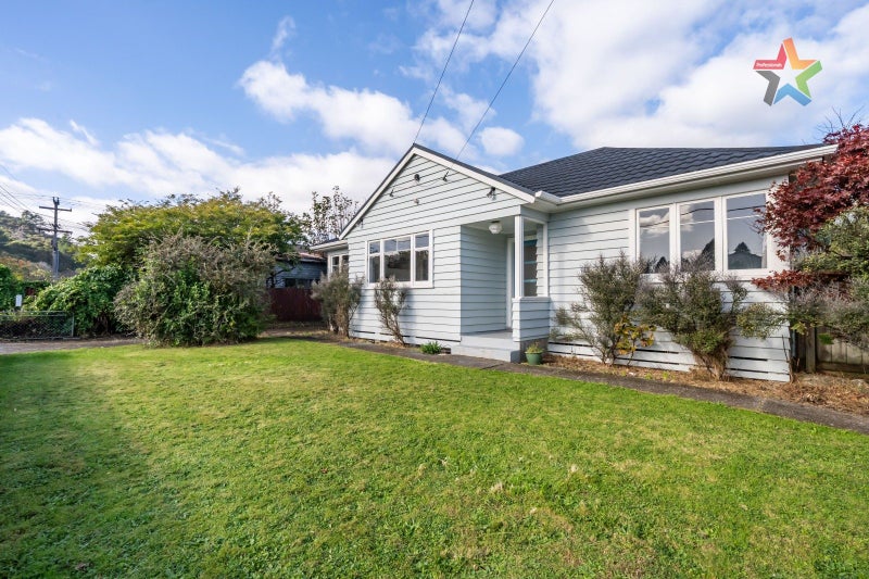 3 Gibbs Crescent, Wainuiomata, Lower Hutt - Carousel 1