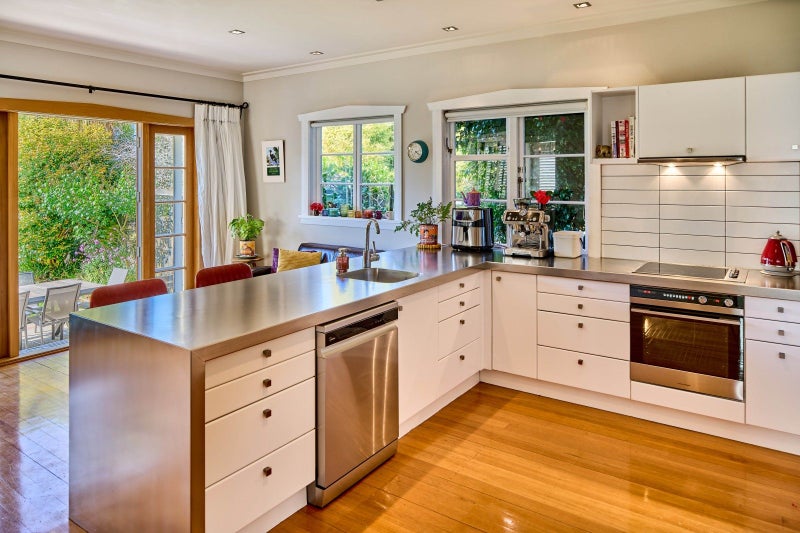 5 Marina Grove, Hutt Central, Lower Hutt - Carousel 2