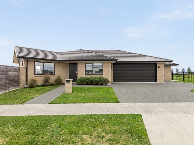 32 Waimakariri Drive, Te Awa, Napier - Carousel 1