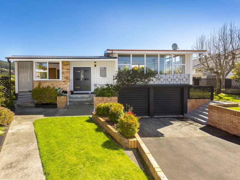 31 Dowling Grove, Silverstream, Upper Hutt - Carousel 1