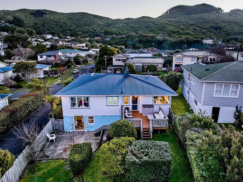 20 St Johns Terrace, Tawa, Wellington - Carousel 2