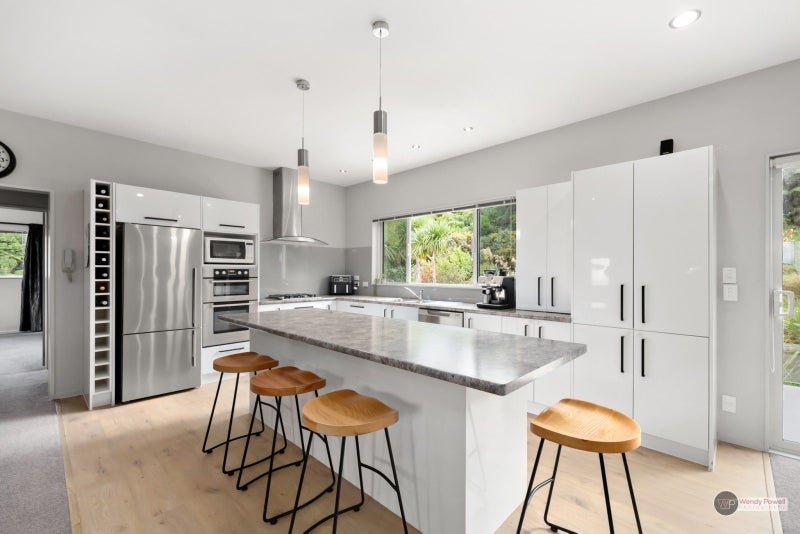 17 Oceanview Terrace, Tirohanga, Lower Hutt - Carousel 2