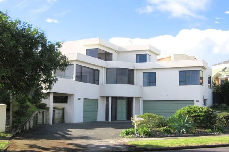 18 Lobelia Rise, Goodwood Heights, Auckland - Carousel 1