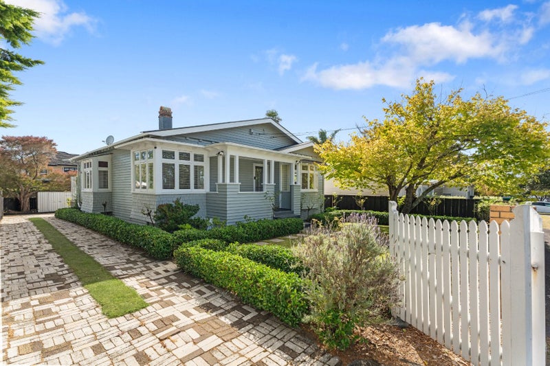 3 Fairlands Avenue, Waterview, Auckland - Carousel 24