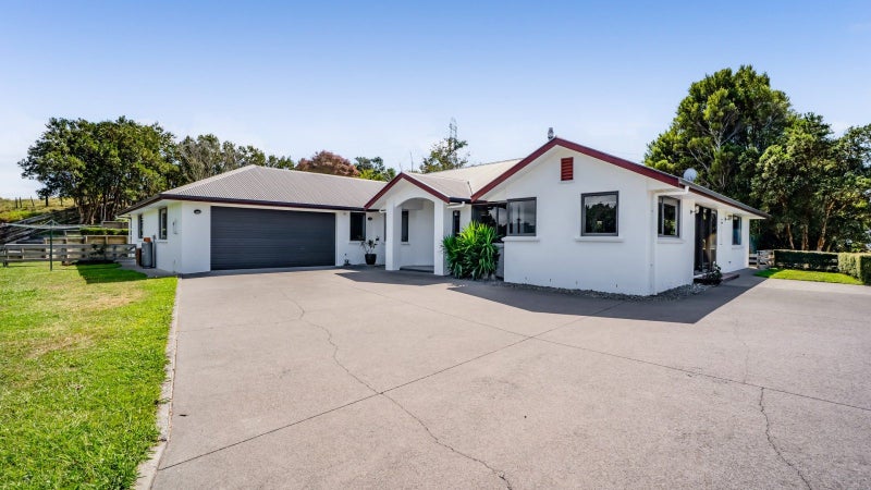 90 Ridgewood Drive, Ridgewood, New Plymouth - Carousel 2