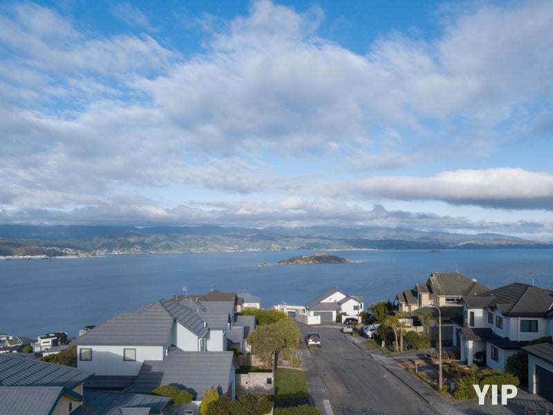 1A Bennett Grove, Newlands, Wellington - Carousel 1