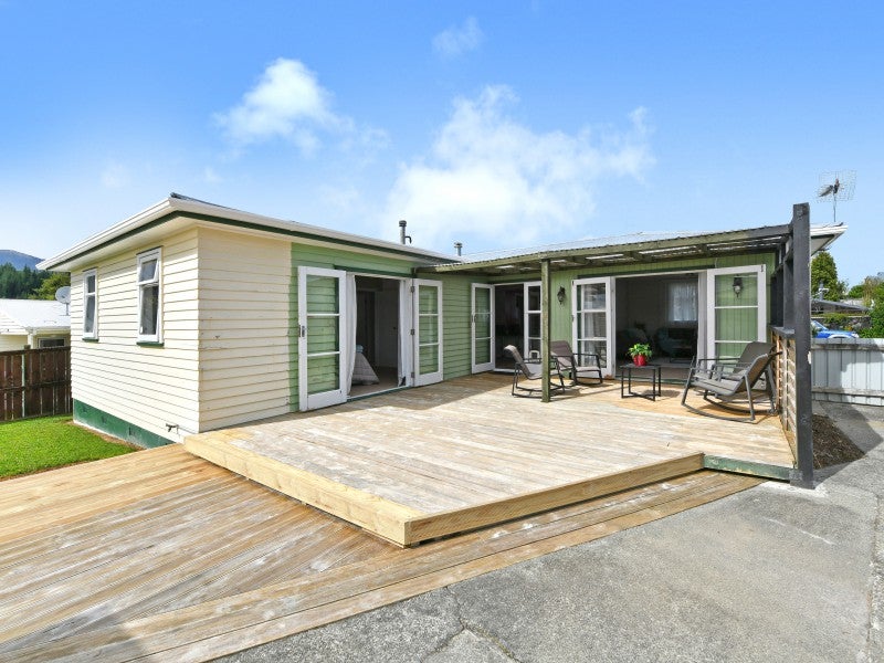 8 Aniseed Grove, Timberlea, Upper Hutt - Carousel 1