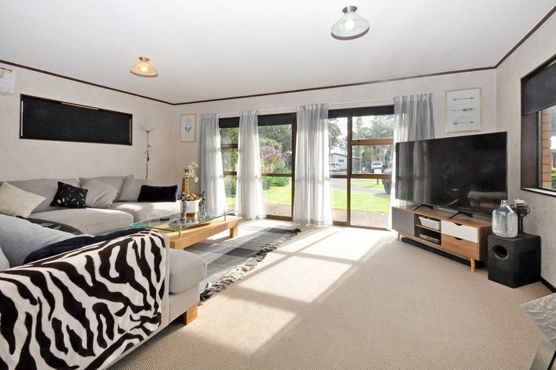 5 Kamulla Court, Conifer Grove, Takanini - Carousel 2