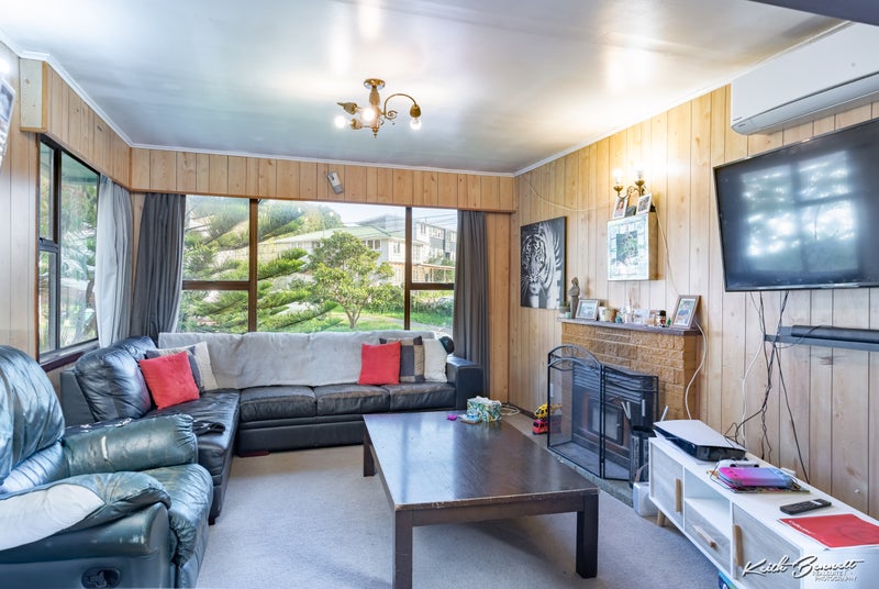 23 Worcester Place, Cannons Creek, Porirua - Carousel 2