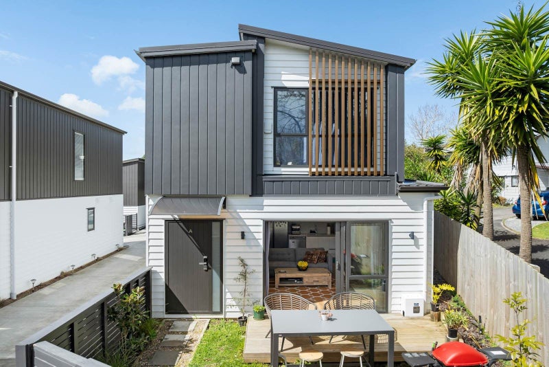 8A Tahinga Street, Northcote, Auckland - Carousel 1