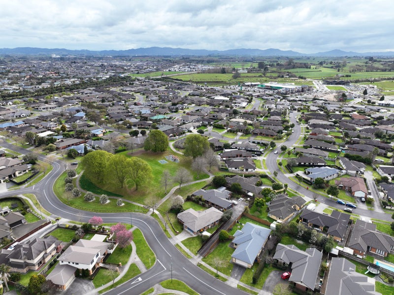 35 Farringdon Avenue, Rototuna North, Hamilton - Carousel 19