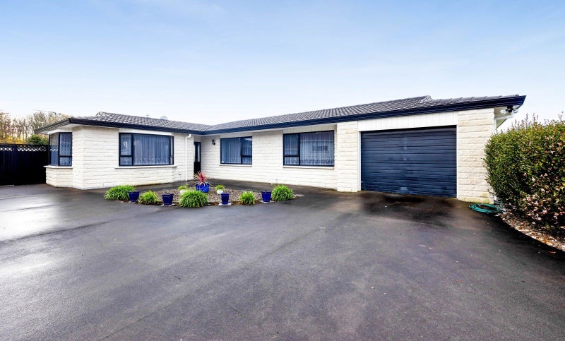 104 Pembroke Road West, Pembroke, Stratford - Carousel 1