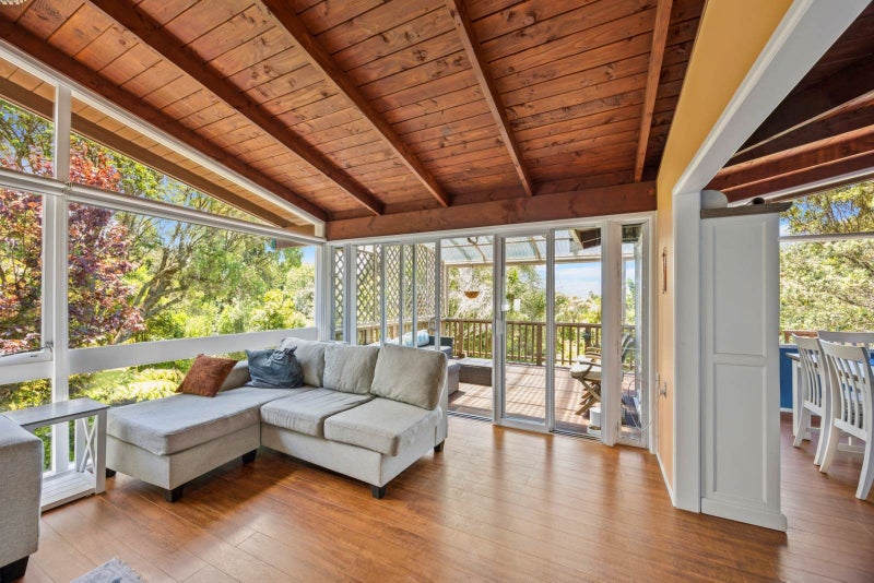 12 Raroa Terrace, Waiatarua, Waitakere City, Auckland - Carousel 2