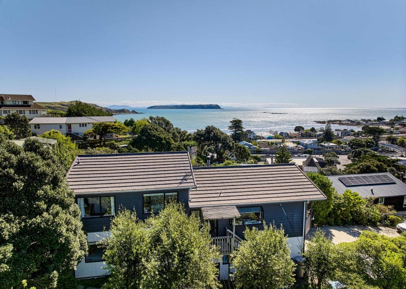 20 Grays Road, Plimmerton, Porirua - Carousel 1