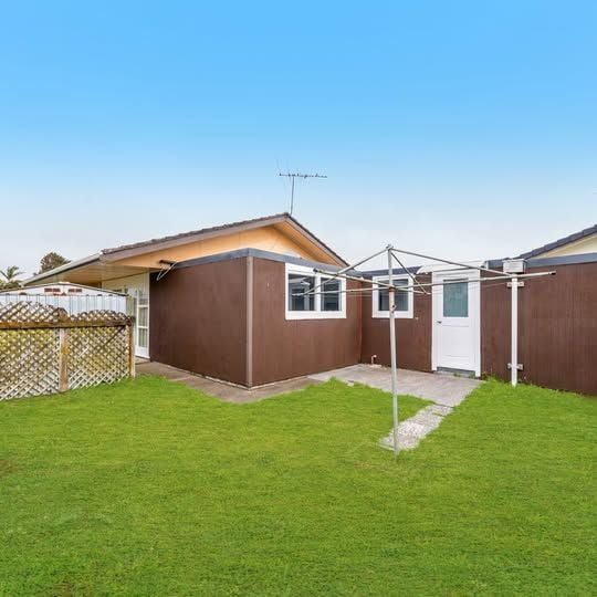 2/5 Carolyn Street, Papatoetoe, Auckland - Carousel 1