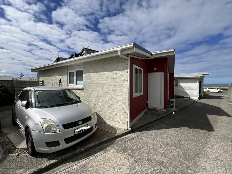 2/10 Lyall Parade, Lyall Bay, Wellington - Carousel 2