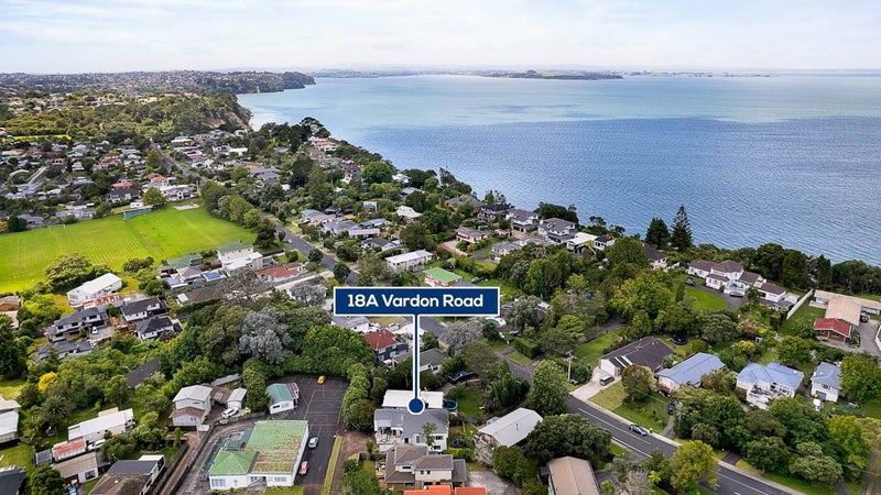 18A Vardon Road, Green Bay, Auckland - Carousel 1