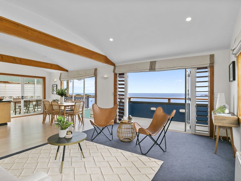 32 Owhiro Bay Parade, Owhiro Bay, Wellington - Carousel 2