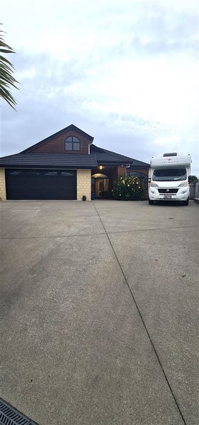 8 Quadrant Heights, Paraparaumu - Carousel 24