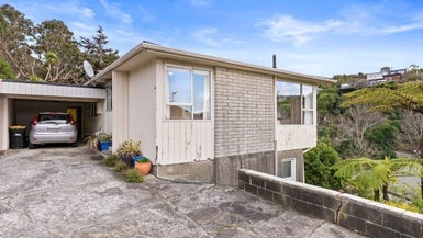 4 Waterford Drive, Churton Park, Wellington - Carousel 1