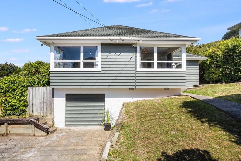 75 Larsen Crescent, Tawa, Wellington - Carousel 1