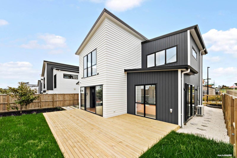 35 Herekino Street, Westgate, Auckland - Carousel 1