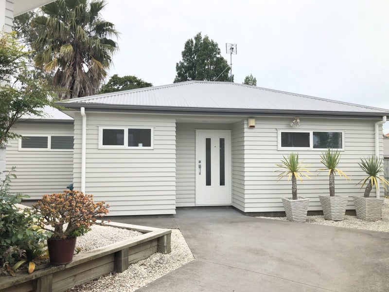 12 Dudding Avenue, Northcote, Auckland - Carousel 1